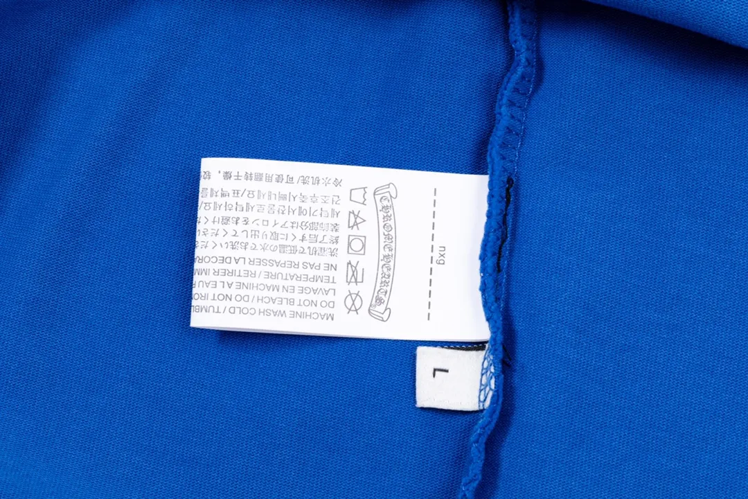 P220 CHROME HEARTS LoGo is fashionable and elegant, with dropped shoulders. The fabric is made of 26s double-yarn combed cotton compact spinning yarn with a weight of 280. It is matched with 1*1 Salona rib. The fabric is fermented and has a loose fit. Color: blue (washed with holes) size: S～XXL